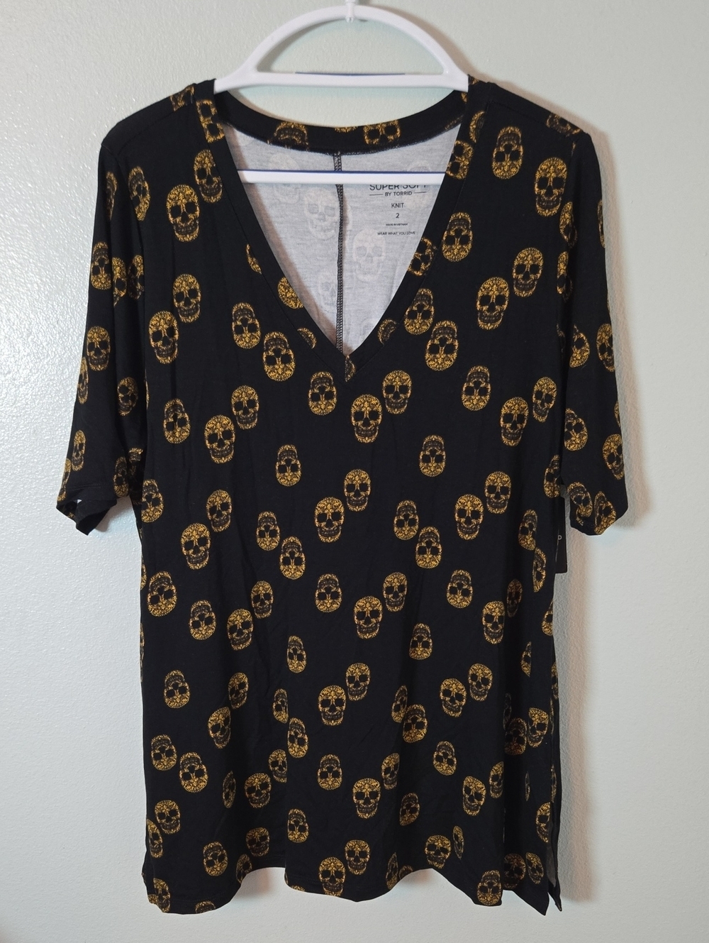 Torrid | NWT Black Gold Skull Print V Neck Super Soft Short Sleeve Tee Size 2
